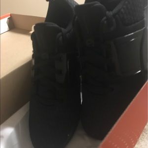 NIKE SIZE 8 - RENEW IN SEASON TR 10. Size 8 WOMENS SNEAKERS . BRAND NEW.